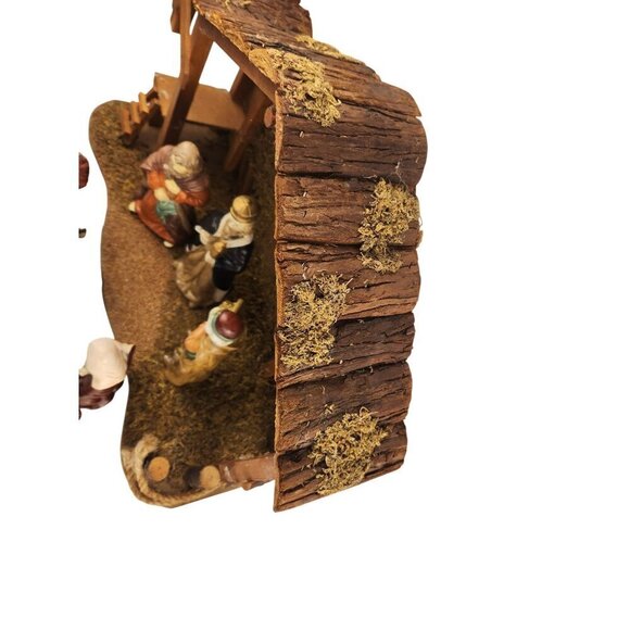 Large Nativity Christmas Holiday Set With 9 Figurines & Stable - Picture 11 of 16